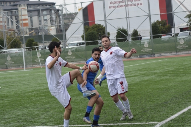 Küçükçekmece İdman Yurdu zirvede tek başına